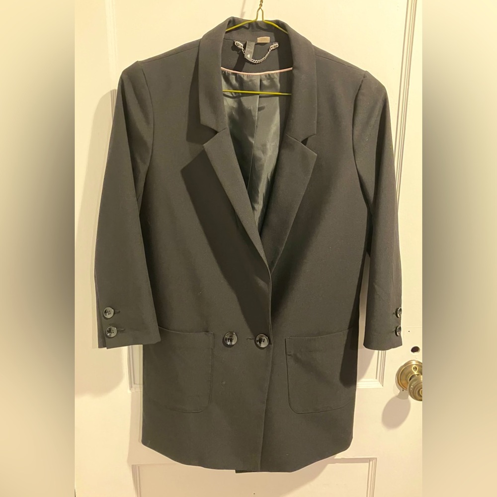 H&M black blazer. 3/4 sleeve. Size 4 - oversized fit. Excellent condition.